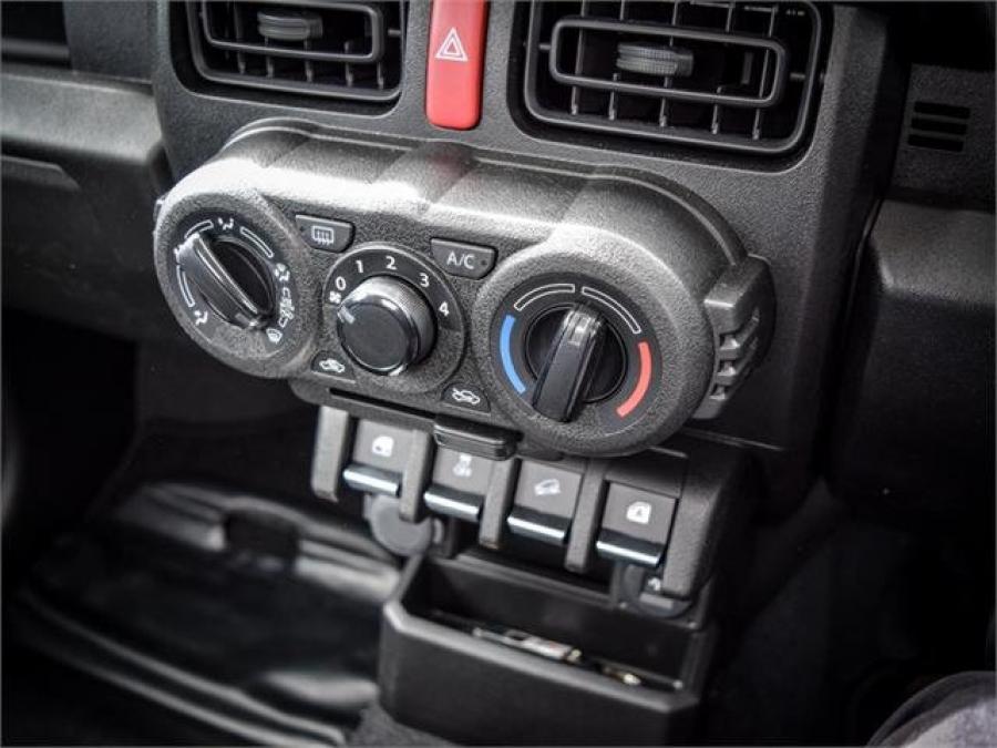 Детали интерьера Suzuki Jimny UTE 2020 года  (AU) (фото 18 из 21)